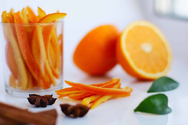 Quelles sont les astuces pour conserver et cuisiner des fruits confits ?