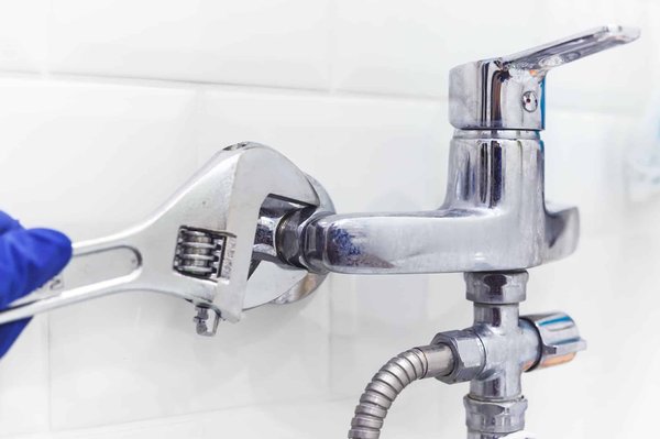 Comment réparer une chasse d'eau qui fuit ?